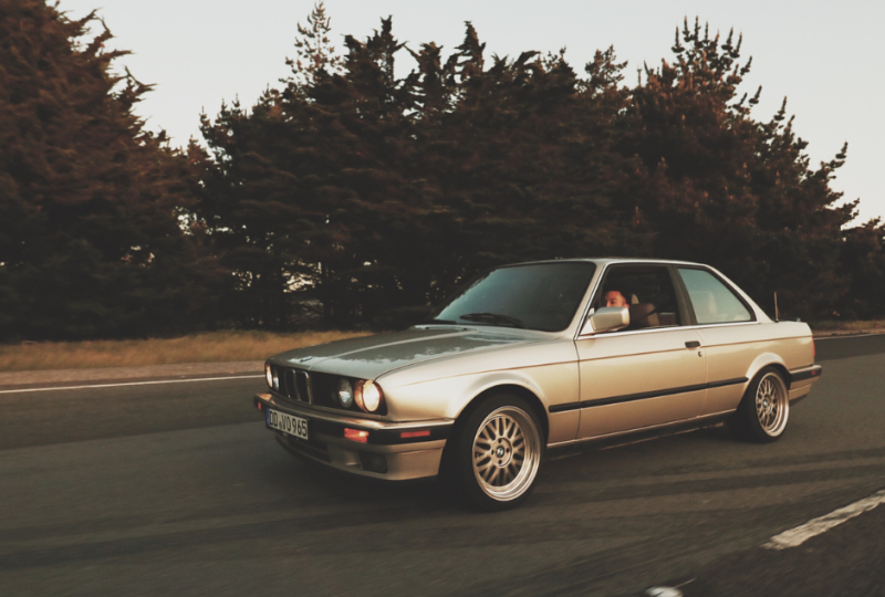 ilustracja artykułu: Kupno samochodu 10-letniego i starszego – zalety i zagrożenia