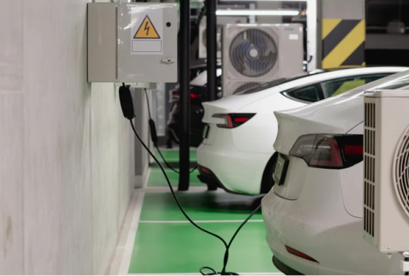 ilustracja artykułu: Czy warto kupić samochód elektryczny w 2025 roku – nowy, używany, a może lepiej poczekać?