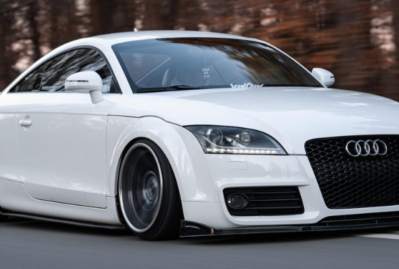 ilustracja artykułu: Historia marki Audi – od innowacyjnych początków do światowej potęgi motoryzacyjnej