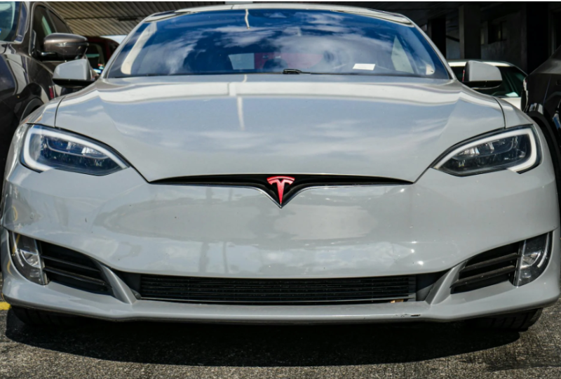 ilustracja artykułu: Historia marki Tesla – od wizji elektrycznej mobilności po globalnego lidera EV